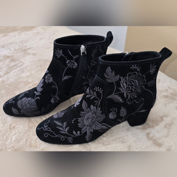 Johnny Was Floral Embroidered Black Ankle Boots Size 9 - Picture 10 of 15